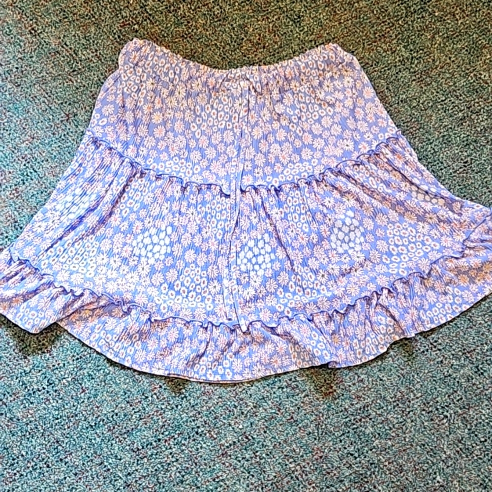 Cute flowing daisy floral skirt